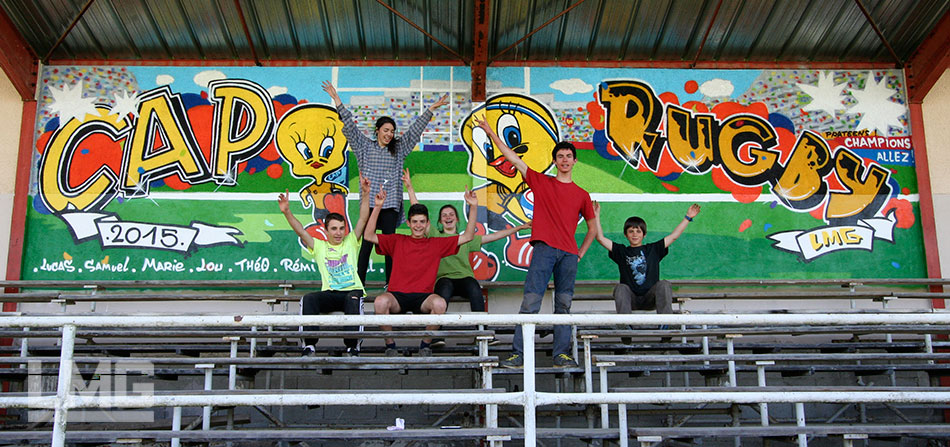 photo 01 stage graffiti et décoration des tribunes du stade de rugby Prat-Bonrepaux par Le Mouvement Graphique 2015