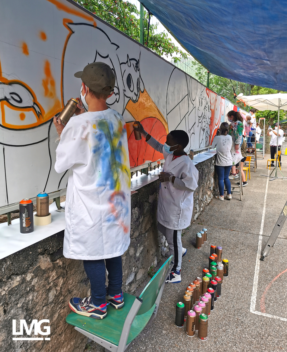 photo atelier de graffiti avec des jeunes écoliers