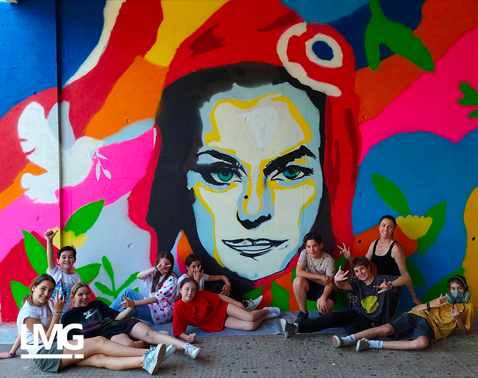 des élèves graffent un mur de Marianne République pendant un stage graffiti au Collège de Gratentour