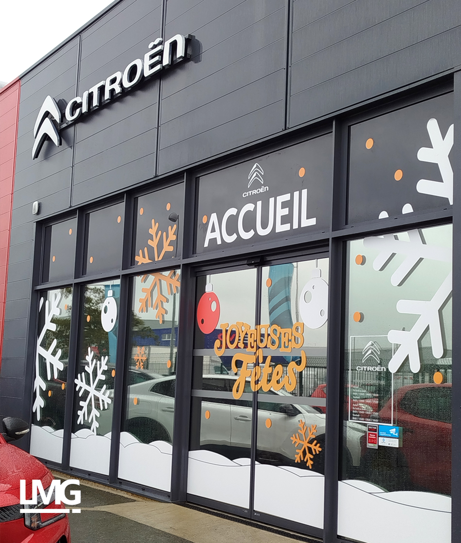 photo habillage adhésif noël sur façade vitrée concession auto Le Mouvement Graphique